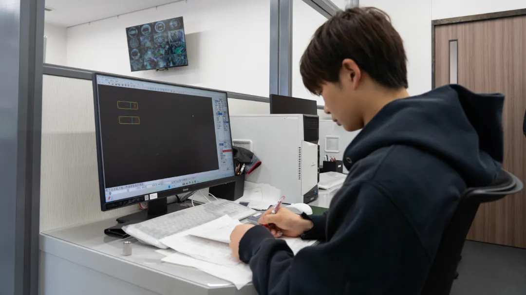 技術を磨く職人の作業風景