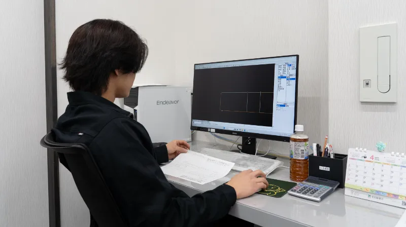 図面確認と打ち合わせの様子