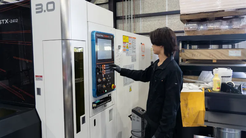 組立と検査作業の様子