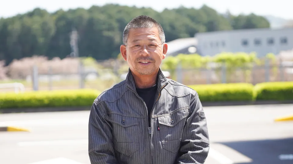 製作現場で作業する社員