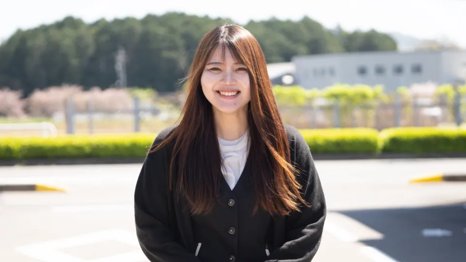 工場内で作業する社員